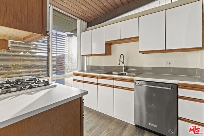 Photo - 11133 Rose Ave Unit 16