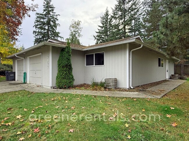 Building Photo - 2BR/1BA Duplex in Desirable West Olympia L...