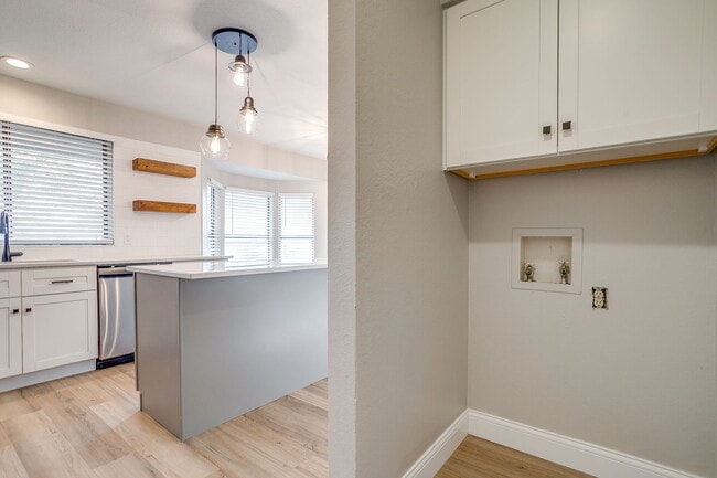 Laundry - 7920 Lazy Brook Dr