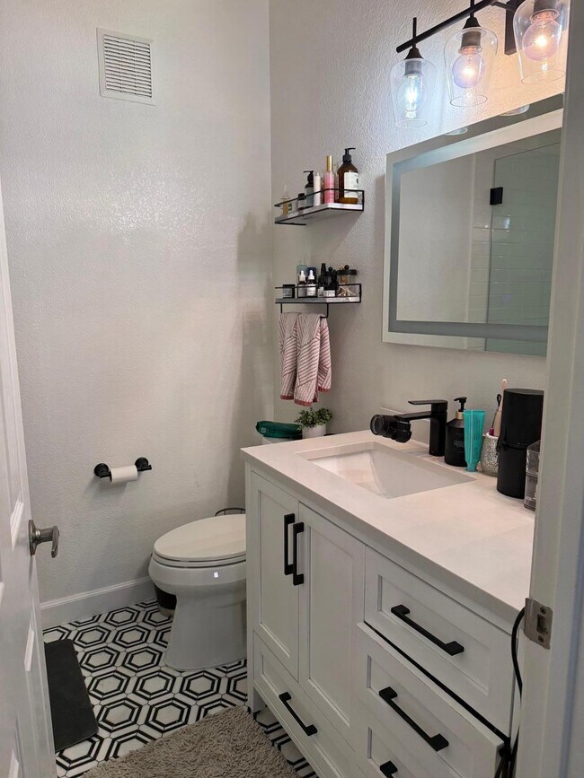 Photo - 4455 E Paradise Vlg Pkwy S Unidad Apt 1040