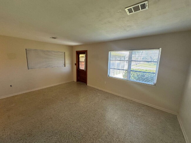 Photo - 3-bedroom 1-bathroom 2 car garage home for rent!