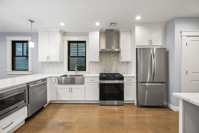 Building Photo - 229 E Eagle St Unit 4