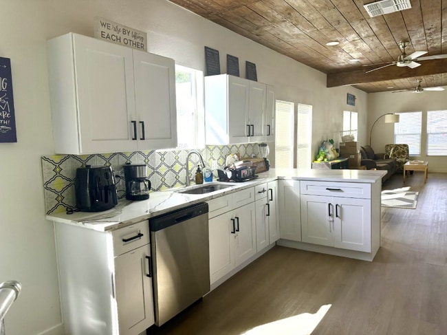 Photo - 3224 W Houston St