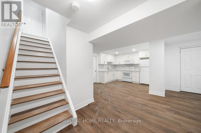 Photo - 582 Carlyle Ct