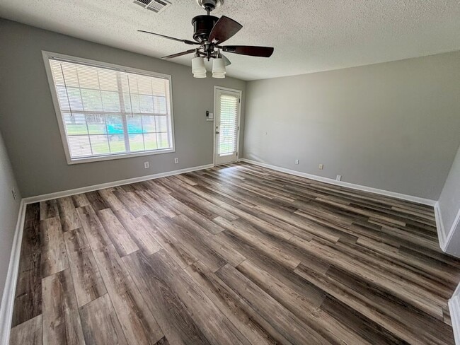 Photo - Updated 2 bedroom/1.5 bathroom home in Lake Charles with a large bonus room!