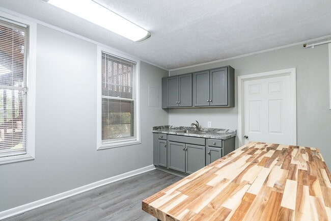 Photo - Beautifully renovated 2nd floor, 2 Bdr 1 bath unit in Maryville, TN - Available NOW! Unit 5