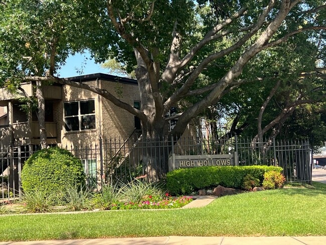 Building Photo - 10432 High Hollows Dr
