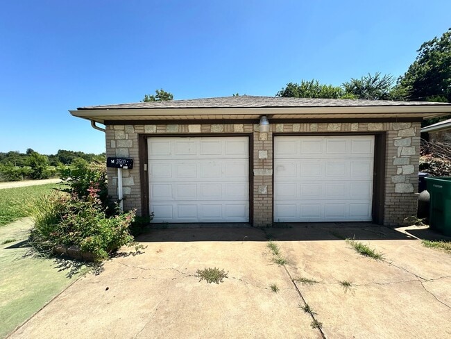 Building Photo - 3 Bed, 1 Bath Home with 2-Car Garage – Gre...