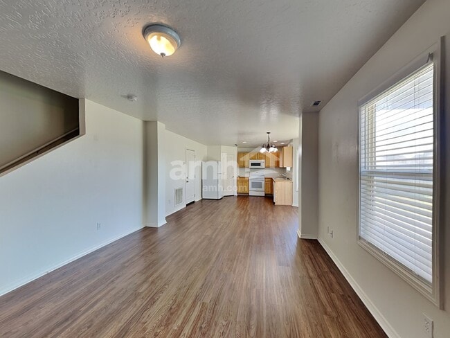 Photo - 1285 N Meadowhills Ave