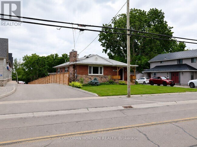 Photo - 20407B Leslie St