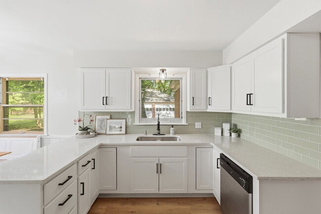 Photo - 1905 Millbank St SE
