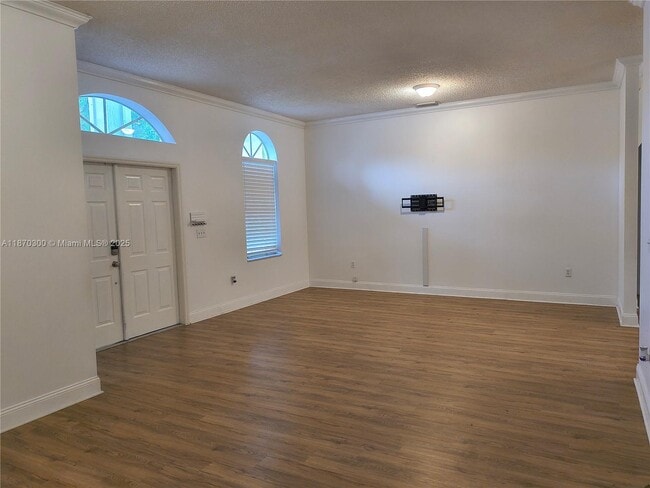 Photo - 440 SE 25th Dr