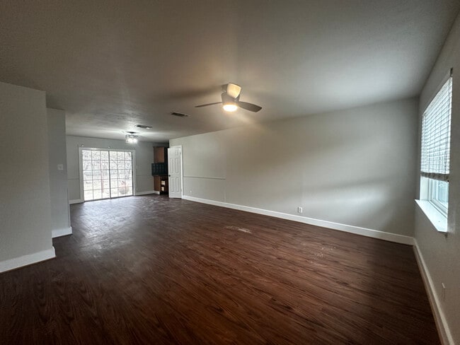 Photo - 557 NW Newton Dr