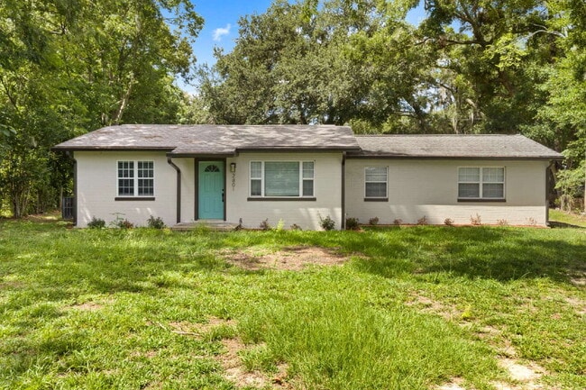 Building Photo - Gardener's Paradise! 3BR Home on Oversized Lot with Shed & Greenhouse