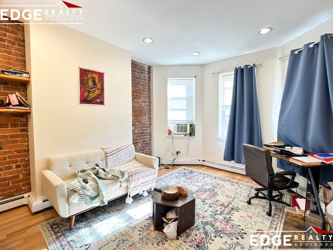 Photo - 390 Riverway Unidad 19