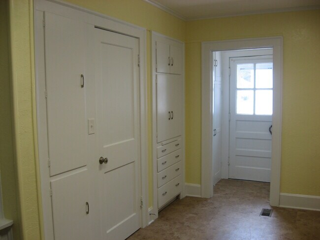 Cocina - 1108 S Cedar St