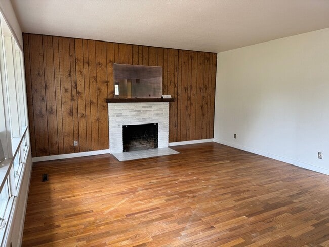 Photo - Beautiful 3 bedroom 1.5 bath house with a huge yard!