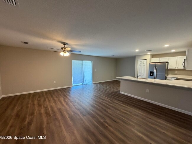Photo - 350 Dolphin St SE