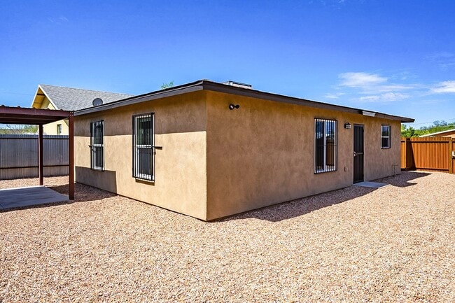 Building Photo - 615 S Santa Rita Ave