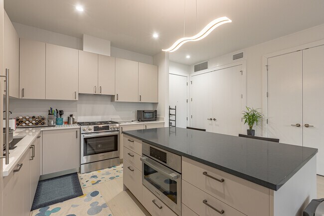 Photo - 1701 West Webster.-702 Unidad 702