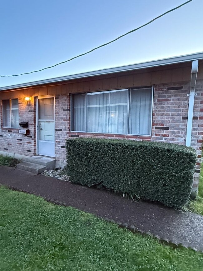 Building Photo - Mason- E 8th Street Unit 2107 E 8th Street