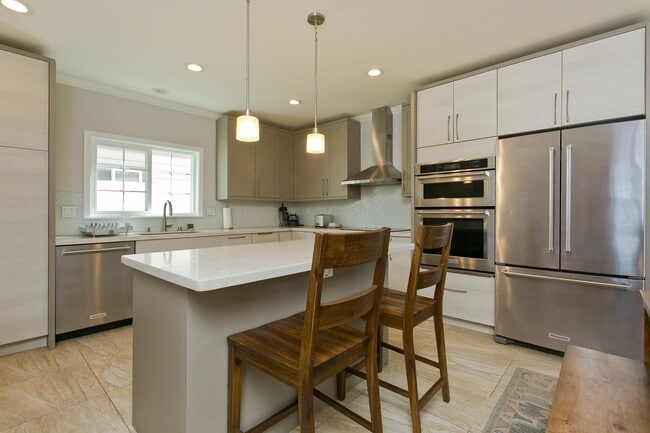 Photo - Diamond Head - Pet friendly - furnished 3 bedroom home with garage! Available now!