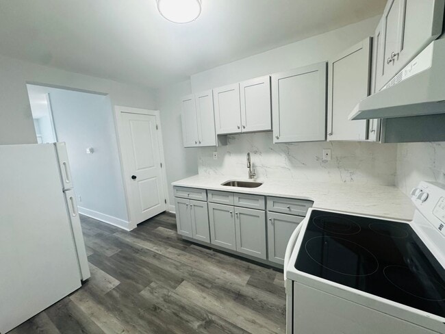 Building Photo - Remodeled 3bd/1 House with Rear yard!! SEC...