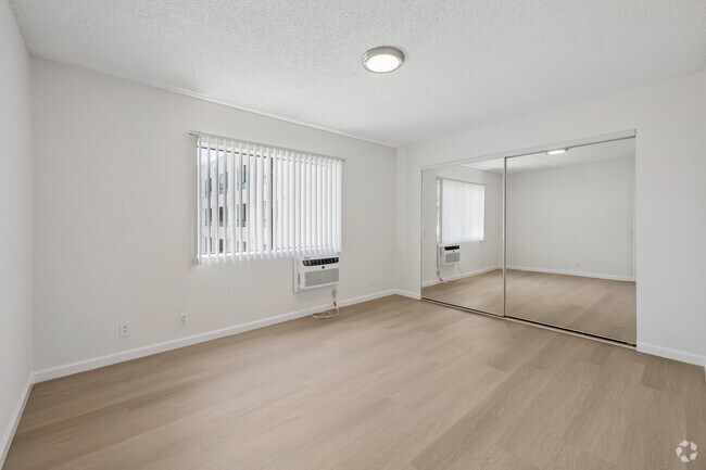 2BR, 1BA - 860SF - Primary Bedroom