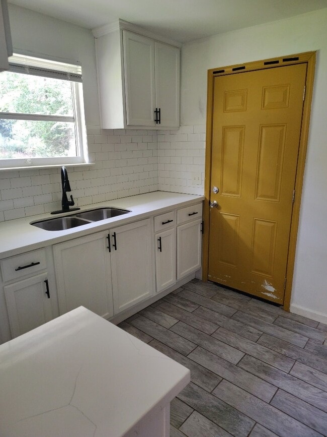 Photo - 554 Launcelot Rd