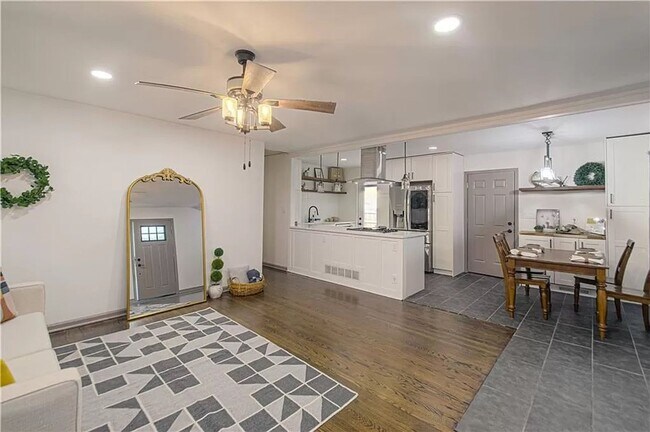 Photo - Gorgeous 3/1 in Independence!