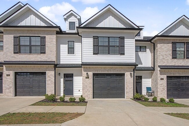 Building Photo - TOWNHOME ON WEST SIDE NEAR FIVE OAKS GOLF COURSE!