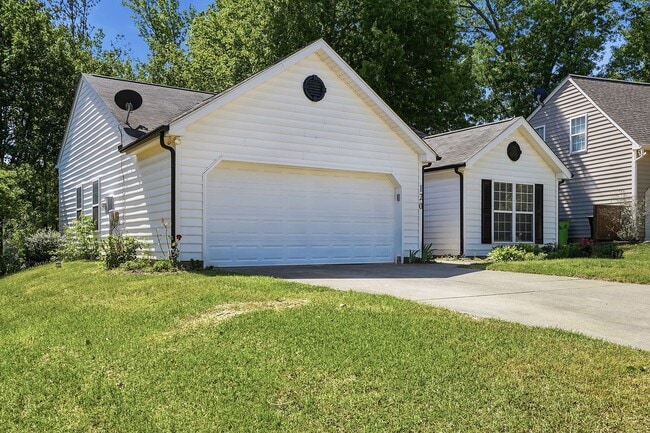 Photo - RANCH HOME with 3 bedrooms and 2 baths-CONVENIENT LOCATION