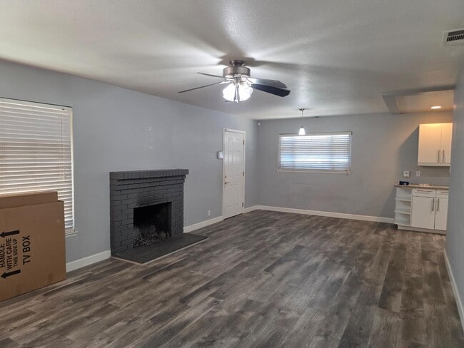 1225 W Beverly Pl