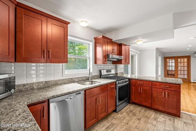 Photo - 334 Norgrove Pl