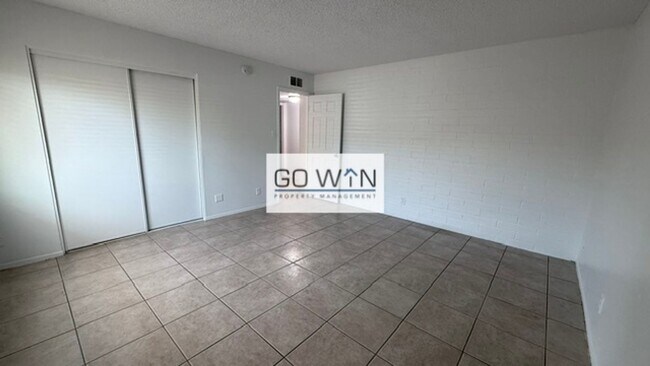 2018 W Cactus Rd Unit D