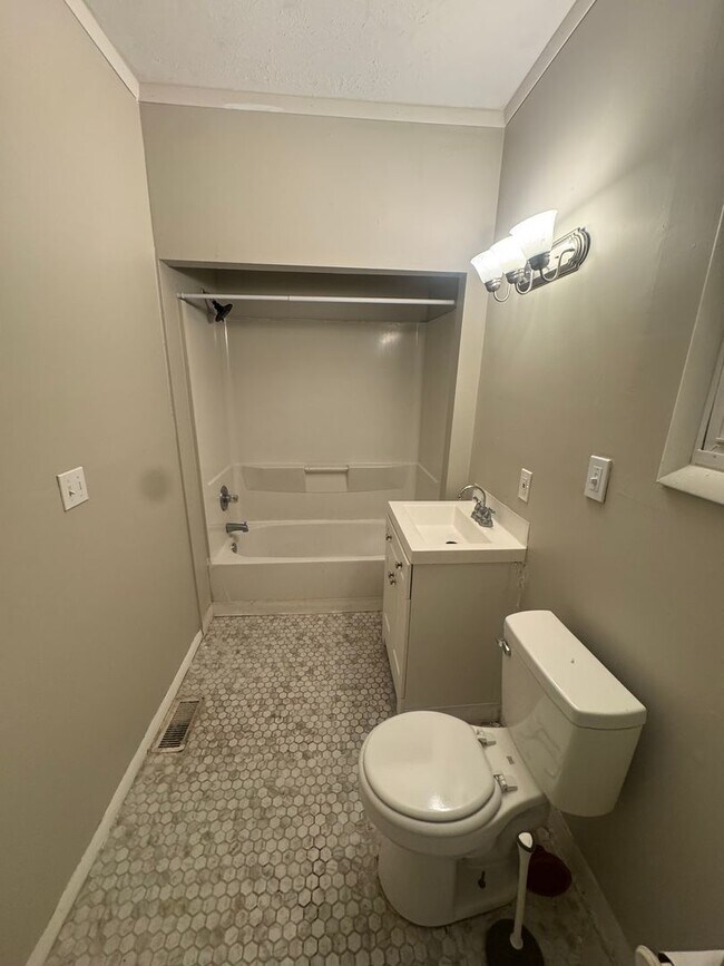 Photo - 3 bed 1 bath house for rent - akron