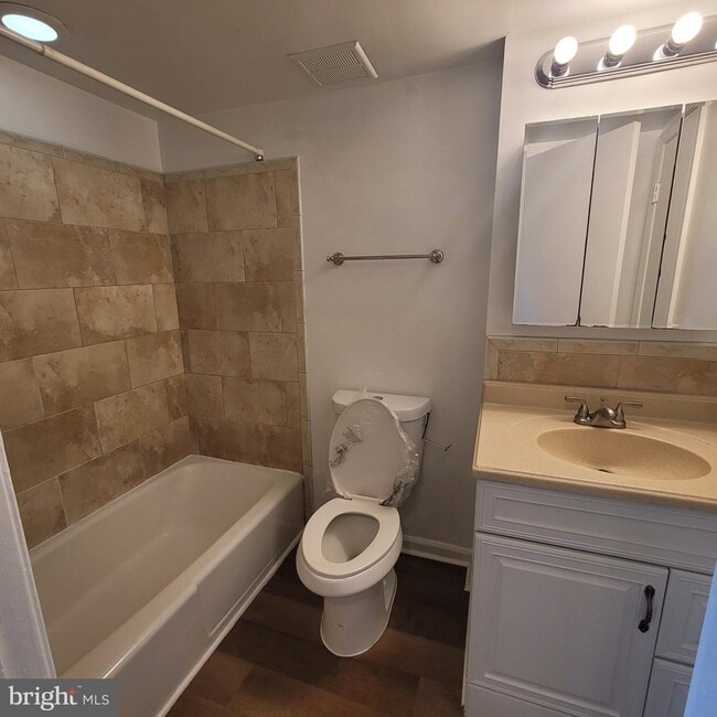 Photo - 1833 Addison Rd S