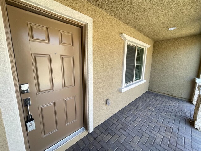 Building Photo - Stunning Summerlin 3 bedroom Townhouse in Gated Community