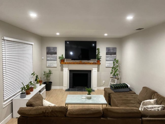 Photo - 3221 Normington Dr Unit Front room