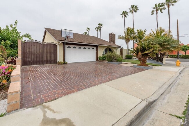 Building Photo - Your Newly Renovated Huntington Beach Oasi... Rental