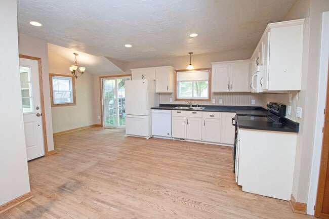 Photo - 321 2nd Ave NE