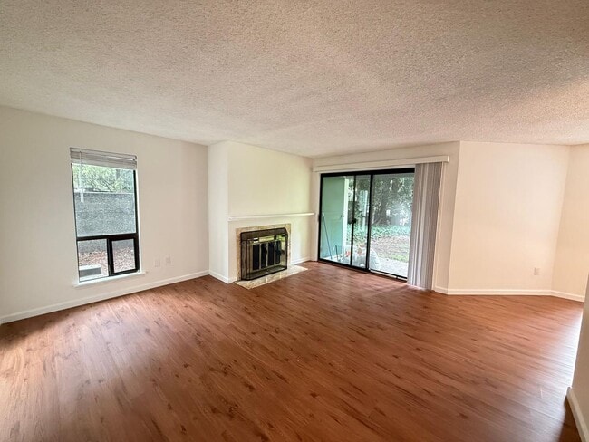 Building Photo - 2 Bed 2 Bathroom in Pinehurst (Plus Amenities!) Unit A1