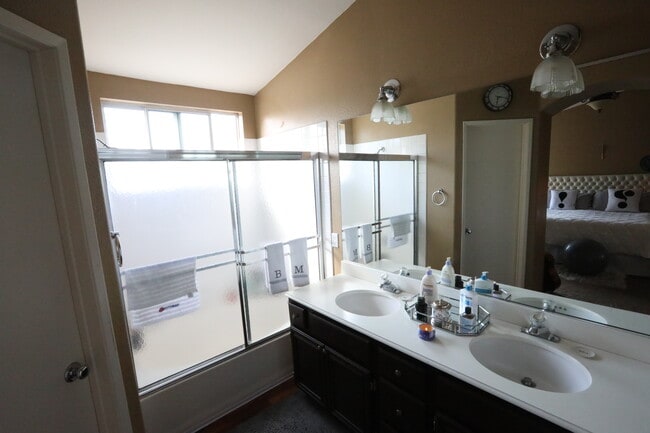 Photo - 401 Sanibelle Cir