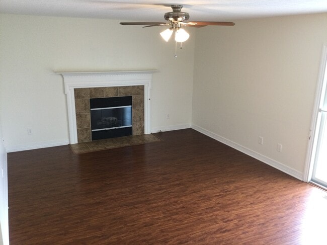 Photo - 2083 Shetland St