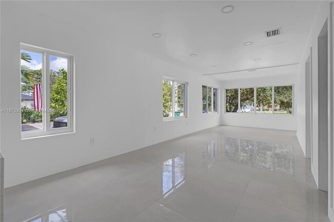 Building Photo - 667 NW 14th St Unit 1 Rental
