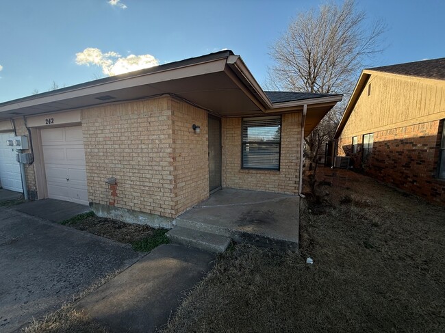 Photo - 242 Barrett Pl