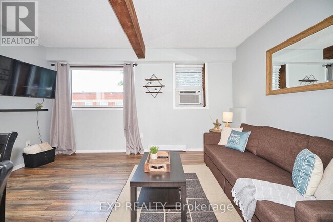 Photo - 4675 Queen St