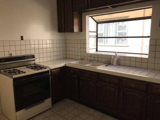 Kitchen Garden Window - 416 N Orange Grove Ave Unit 1/2