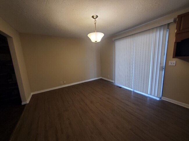 Photo - 3779 Oxford Way