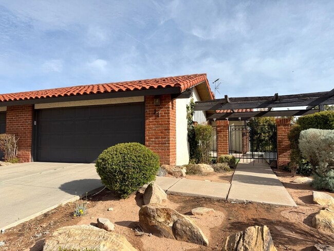 Building Photo - Upgraded townhome by Southgate Golf Course - Small dogs allowed